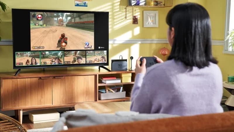 Iemand gamet op een groot scherm in de woonkamer