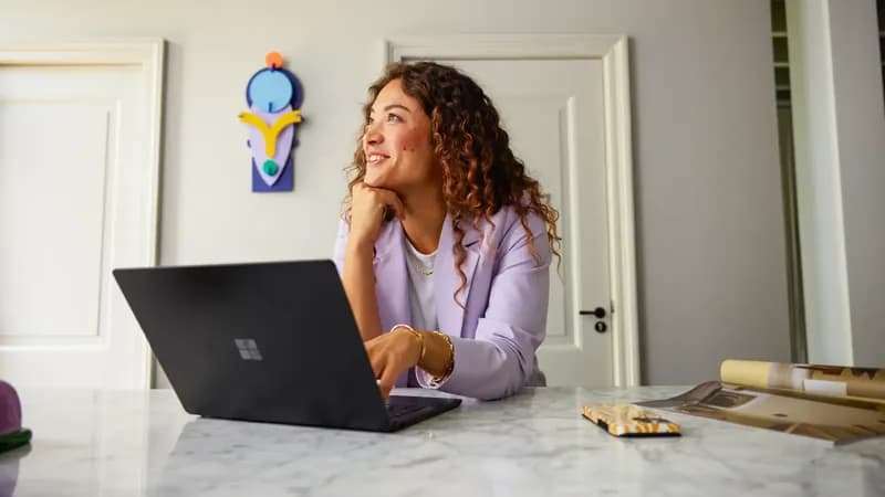 Vrouw regelt haar abonnement online op een laptop